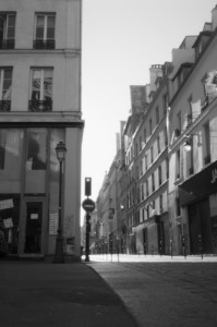 Rue Saint Denis, rue Sainte Apolline - 5 avril 2020 9h31